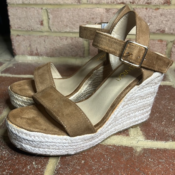 Vicki Vicki Tan Wedges - Picture 1 of 5
